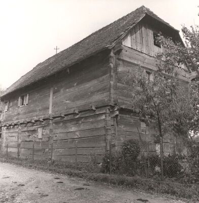 Ruča - Tradicijska kuća, zabatno i stražnje pročelje