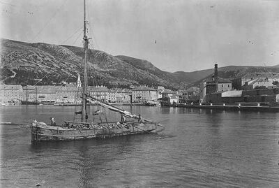Senj - Pogled na obalu, desno "Šabac" kula