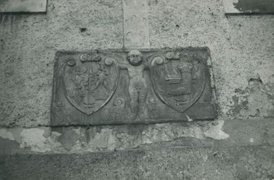 Marčan- nadgrobna ploča s grbom na župnom dvoru