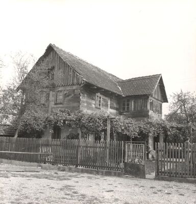 Bukevje - Tradicijska kuća, zabatno i ulazno pročelje
