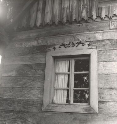 Strezoj - Tradicijska kuća, prozor i natpis na gredi vjenčanici