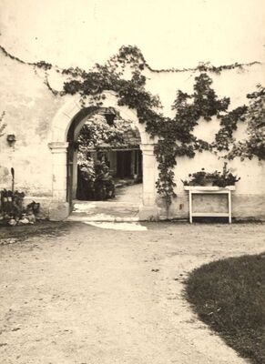Slavetić - Dvorac Oršić, ulazni portal