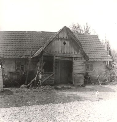 Suša - Gospodarska zgrada, ulazno pročelje