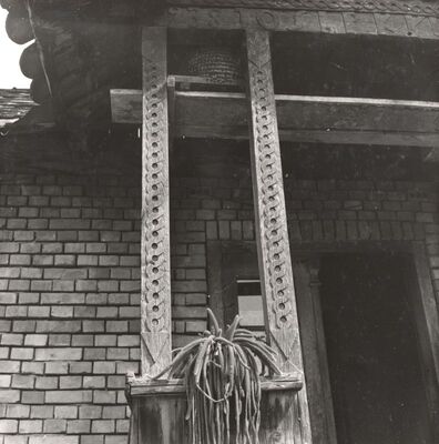 Suša - Tradicijska kuća, stupovi trijema