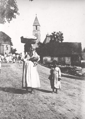 Krašić - Veduta mjesta s mještanima i tradicijskom arhitekturom te u pozadini netom obnovljenom crkvom Presvetog Trojstva