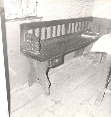 Bukevje - Tradicijska kuća, drvena klupa