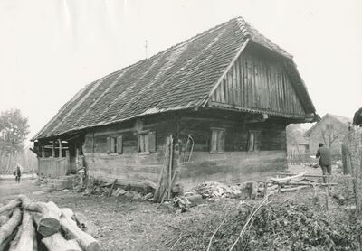 Polje Ozaljsko (Ozalj) - Tradicijska kuća, zabatno i ulazno pročelje