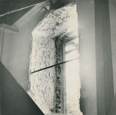 Lepoglava - Crkva Bogorodice, biblioteka, lijeva strana prozorske niše