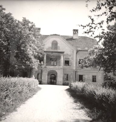 Jakovlje - Dvorac Oršić, ulazno pročelje