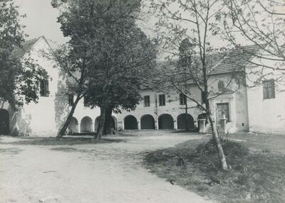 Velika Ves (Krapina) - Dvorac Popovec (Kulmer), dvorišno pročelje