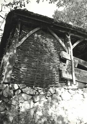 Martinski Vrh (Ribnik) - Gospodarska zgrada, kameni temelj i pleter