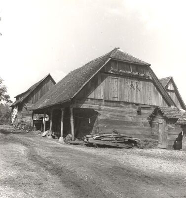 Mraclin - Gospodarska zgrada, zabatno i ulazno pročelje