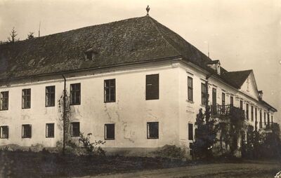 Paukovec - Dvorac, dio ulaznog i bočnog pročelja