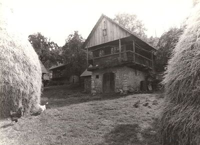 Osunja - Tradicijska kuća, zabatno i bočno pročelje
