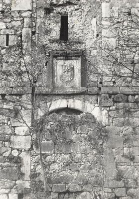 Ribnik - Stari grad, detalj zida s grbom Frankopana