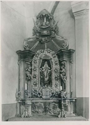 Visoko - Crkva sv. Trojstva, bočni oltar Majci Božjoj