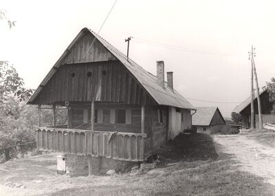 Osredak Žumberački - Tradicijska kuća, uzdužno i zabatno pročelje