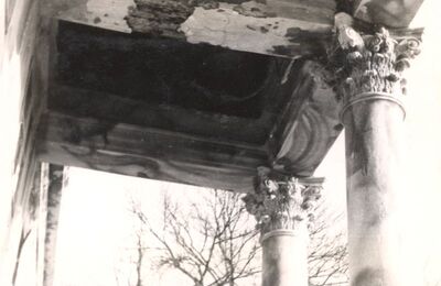 Januševec - Dvorac Januševec, stupovi trijema