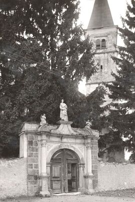 Volavje - Crkva Blažene Djevice Marije Volavske (Snježne), portal cinkture