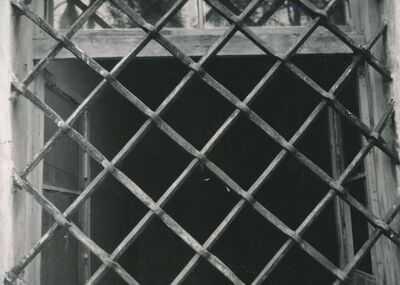 Zorkovac (Ozalj) - Dvor, rešetke na prozoru prema platou