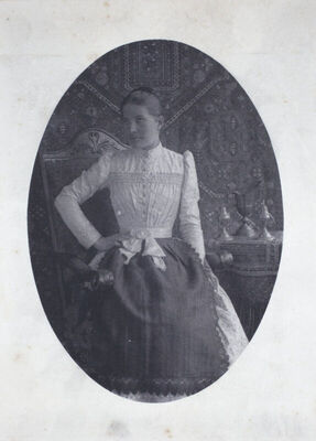 Mlada žena u pregači