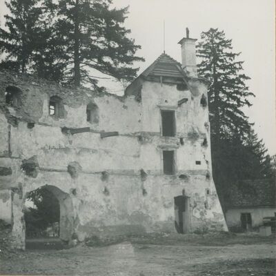 Ivanec - Stari grad, ugaona kula, ulaz