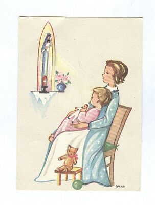 Majka i dijete pred kipom Bogorodice s Djetetom