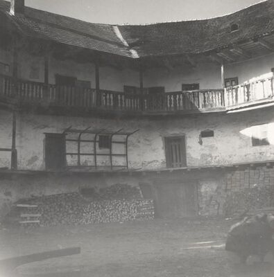 Ribnik - Stari grad, dvorište