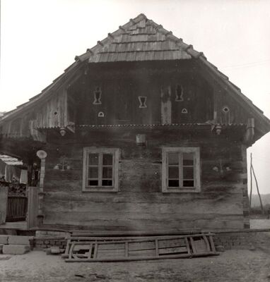 Lukinić Brdo - Tradicijska drvena prizemnica, zabatno pročelje