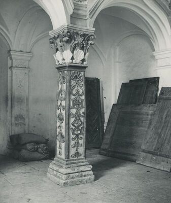 Žarovnica (Lepoglava) - Crkva sv. Jelene, ukrašen stup pjevališta