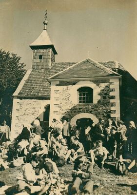 Medvednica - Kapelica sv. Jakova, proštenjari pred kapelicom