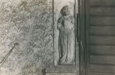 Križovljan Radovečki - dvor, prozor, reljef žene