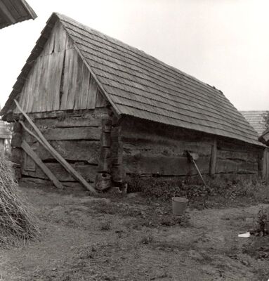 Lukinić Brdo - Drveni sjenik, pročelje