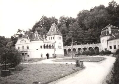 Strmac Pribićki - Kompleks dvora, trijem i pobočne zgrade