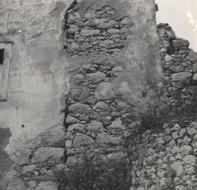 Brlog Ozaljski (Kamanje) - Stari grad, ugao zgrade