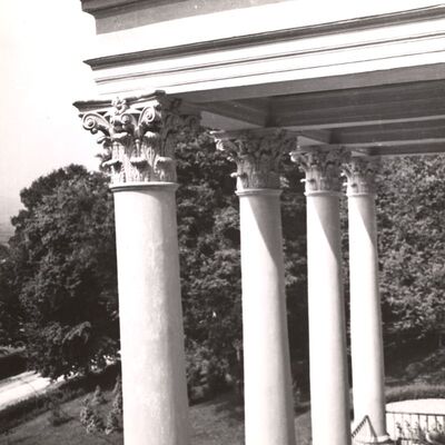 Januševec - Dvorac Januševec, trijem sa stupovima