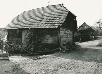 Brlog Ozaljski (Kamanje) - Tradicijska kuća, uže i dulje pročelje