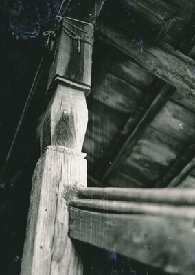 Mali Erjavec (Ozalj) - Tradicijska kuća, stup trijema