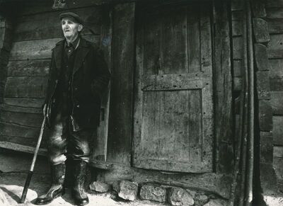 Brlog Ozaljski (Kamanje) - Mještanin ispred kuće