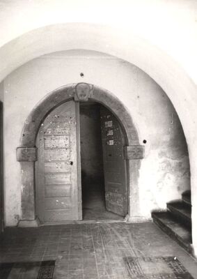 Strmac Pribićki - Kompleks dvora, portal prizemlja