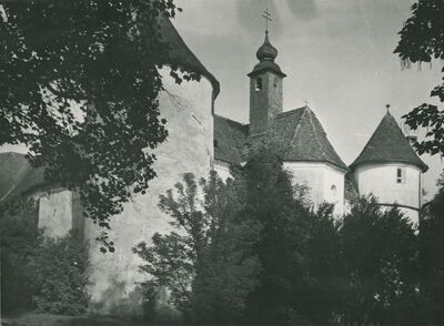 Bisag - dvorac, kapela, cilindrične kule