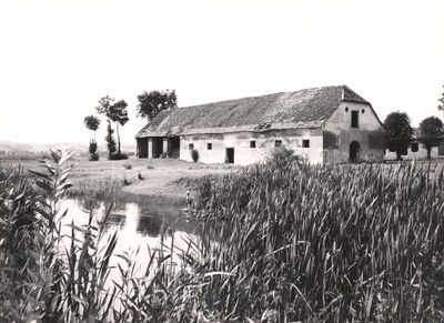 Jakovlje - Dvorac Oršić, konjušnica i ribnjak