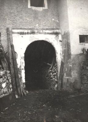 Brlog Ozaljski (Kamanje) - Dvor, dovratnik veže