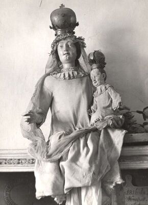 Kloštar Ivanić - Kompleks Franjevačkog samostana i crkve sv. Ivana Krstitelja, plastika Marije s Isusom