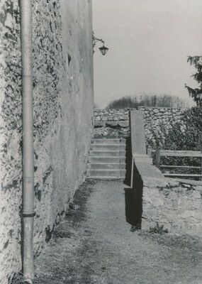 Ozalj - Stari grad, terasa ispred istočnog pročelja sa stubama