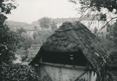 Ozalj - slamom pokrivena zgrada, dvor u pozadini