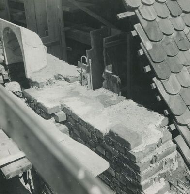 Lepoglava - Župna crkva, postavljanje odljeva školjke nad nišu desne figure zabata