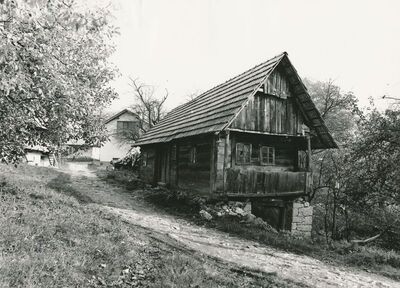 Brlog Ozaljski (Kamanje) - Tradicijska kuća, ulazno i zabatno pročelje