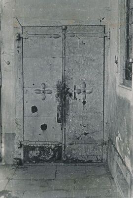 Karlovac - Zrinski trg, željezna vrata u kući Lukinić