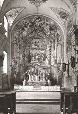 Samobor - Franjevačka crkva Uznesenja Blažene Djevice Marije, pogled prema svetištu